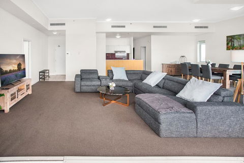 City-Centre Apartment With River Views And Balcony - Kawana Tourism 0