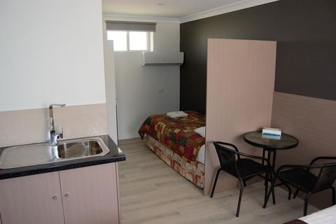 Civic Motor Inn - Kawana Tourism 1