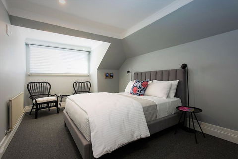 Closeburn House - Kawana Tourism 1