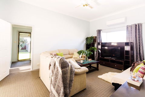 Coal D' Vine Cottage - Cessnock NSW - Kawana Tourism 3