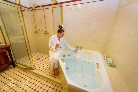 Cobb & Co Court Boutique Hotel - Kawana Tourism 2