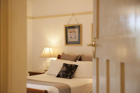 Cobb & Co Court Boutique Hotel - Kawana Tourism 0