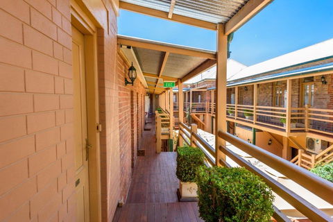 Cobb & Co Court Boutique Hotel - Kawana Tourism 1
