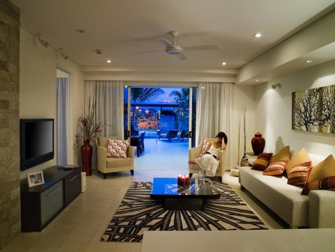 Coconut Grove - Kawana Tourism 3
