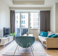 Collins St Chic with Netflix Free Wine Free Wifi - Kawana Tourism