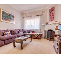 Comfy family home in chill beachside neighbourhood - Kawana Tourism