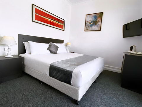 Commercial Hotel Hay - Kawana Tourism 0