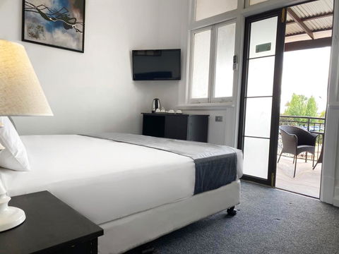 Commercial Hotel Hay - Kawana Tourism 1