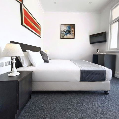 Commercial Hotel Hay - Kawana Tourism 3