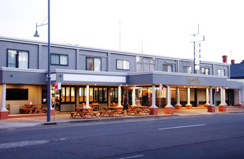 Commodore Motor Inn - Kawana Tourism 0