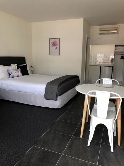 Commodore Motor Inn - Kawana Tourism 3