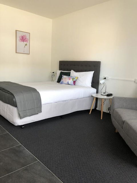 Commodore Motor Inn - Kawana Tourism 2