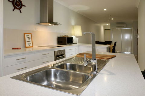 Cooktown Harbour View Luxury Apartments - Kawana Tourism 3