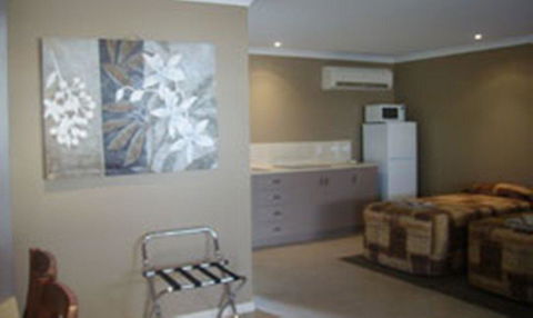 Cosmos Country Motor Inn - Kawana Tourism 0