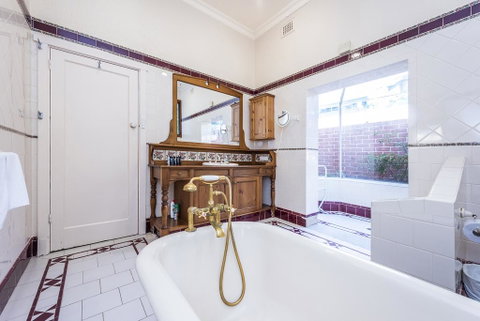Cottesloe Eclectic House - Kawana Tourism 0