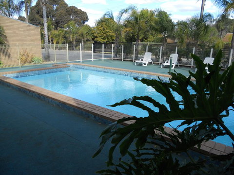 Cottonwood Motor Inn - Kawana Tourism 0