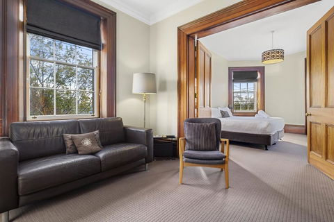 Cromwell Apartment - 3 Red Doors Battery Point - Kawana Tourism 1