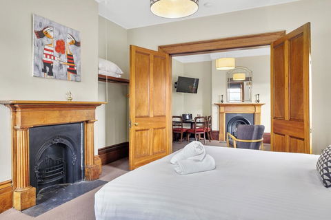 Cromwell Apartment - 3 Red Doors Battery Point - Kawana Tourism 3