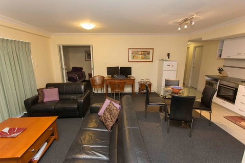Debs Apartment MtsBay - Kawana Tourism 0