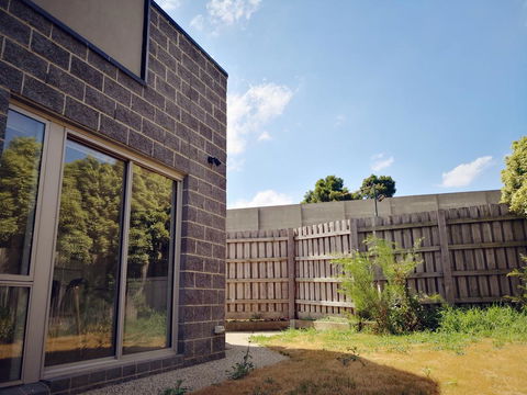 Delicate And Peaceful Bundoora Townhouse 11-R4 - Kawana Tourism 1