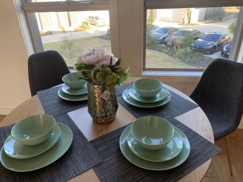 Delicate And Peaceful Bundoora Townhouse 13-R3 - Kawana Tourism 1