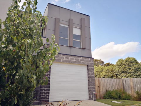 Delicate And Peaceful Bundoora Townhouse 7-R4 - Kawana Tourism 0