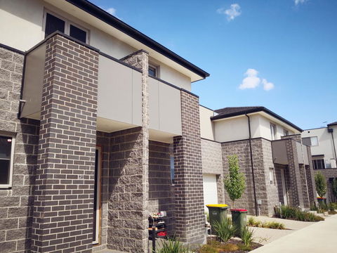 Delicate And Peaceful Bundoora Townhouse 7-R4 - Kawana Tourism 1