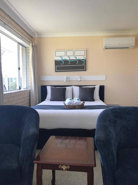 Edgewater Motel - Kawana Tourism 3