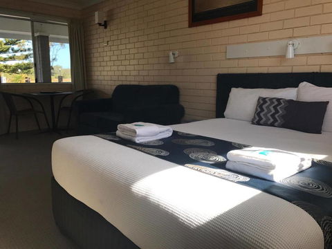 Edgewater Motel - Kawana Tourism 1