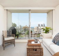 Elizabeth Bay Home with a View - Kawana Tourism