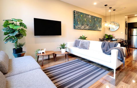 EROS City Fringe - Wifi, Wine, Netflix, Pets OK And Park Views! - Kawana Tourism 1