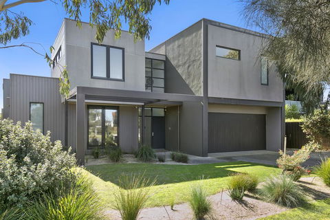 Fabulous Home - Families Only - Kawana Tourism 1