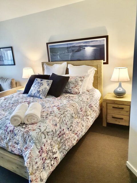 FAMILY ISLAND GETAWAY - BEACHFRONT APARTMENT - Kawana Tourism 3