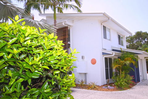 FANTASTIC HOLIDAY UNIT IN A PERFECT LOCATION - Kawana Tourism 0