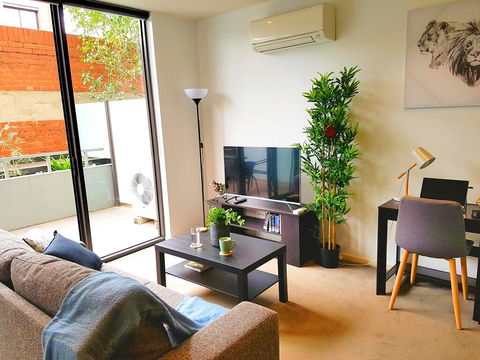 FITZROY FANTASTIC 1BR APT With FREE WINE, NETFLIX, WIFI, Close To TRAMS, COLES - Kawana Tourism 0