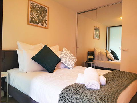 FITZROY FANTASTIC 1BR APT With FREE WINE, NETFLIX, WIFI, Close To TRAMS, COLES - Kawana Tourism 1