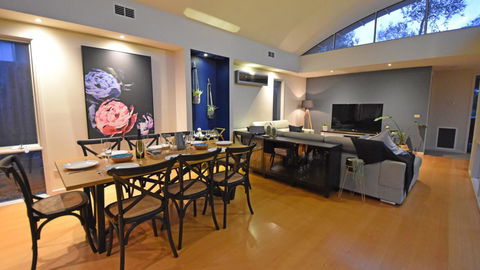 FLORENCE HOUSE Sundrenched Luxury With Pool & Deck - Kawana Tourism 3