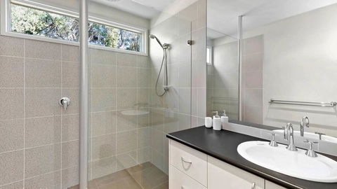 FLORENCE HOUSE Sundrenched Luxury With Pool & Deck - Kawana Tourism 1