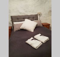 Fossickers Den Dugout Accommodation - Kawana Tourism