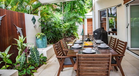 Four Mile Beach Retreat - Kawana Tourism 3