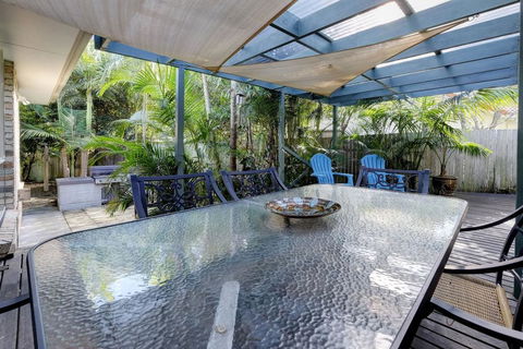 FRANGIPANI BEACH HOUSE - PET FRIENDLY 22 Belbourie Cres Boomerang Beach - Kawana Tourism 2