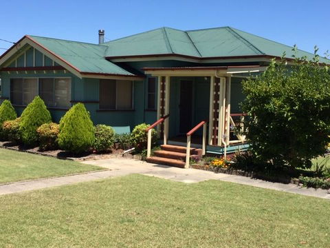 FROGGIES HOLIDAY HOUSE - Kawana Tourism 0
