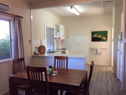 FROGGIES HOLIDAY HOUSE - Kawana Tourism 3