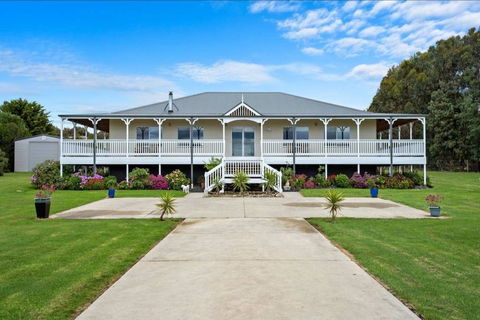 GALBRAITH BEACH STUDIO 2 - Kawana Tourism 1
