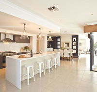 Getaway on Poplars - Comfortable and well-appointed - Kawana Tourism