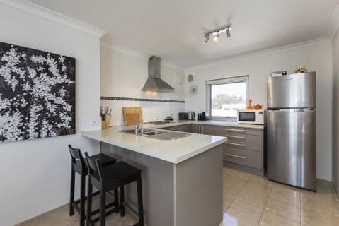 Golden Sands Beach Apartment - Kawana Tourism 3