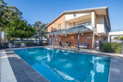 Hawkesbury Race Club Motel - Kawana Tourism 1