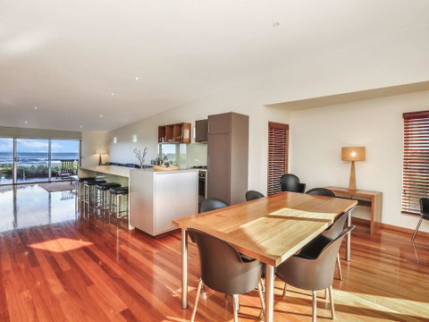 HEARN'S BEACHSIDE VILLA 7 - Kawana Tourism 2
