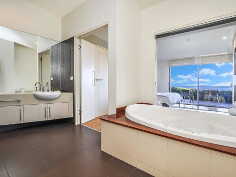HEARN'S BEACHSIDE VILLA 7 - Kawana Tourism 1