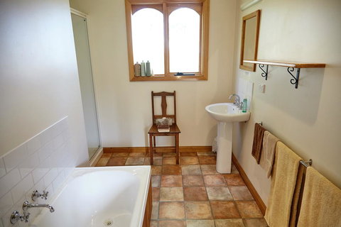 Herons Rise Vineyard Accommodation - Kawana Tourism 1